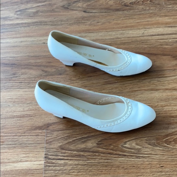 Vintage white heels. Red Cross shoes size 7 - Picture 15 of 16